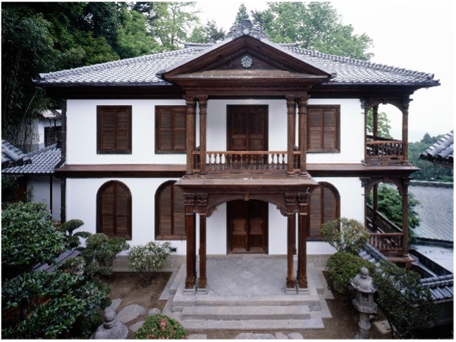 ホテル正面玄関。瓦屋根には寺院建築などで見られる「鴟尾」