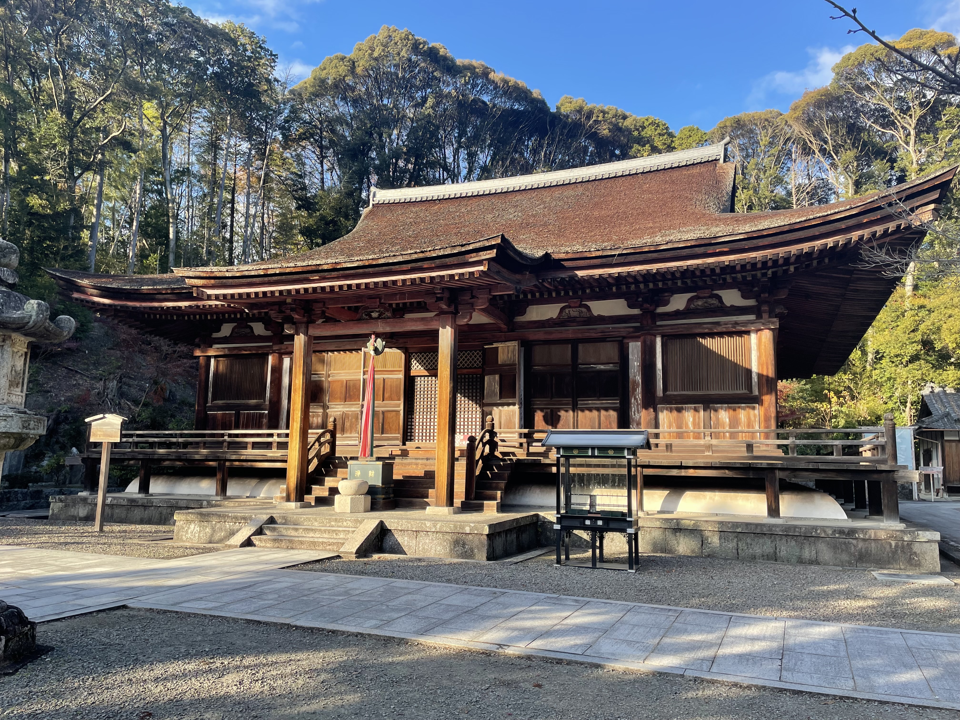 ホテル正面玄関。瓦屋根には寺院建築などで見られる「鴟尾」